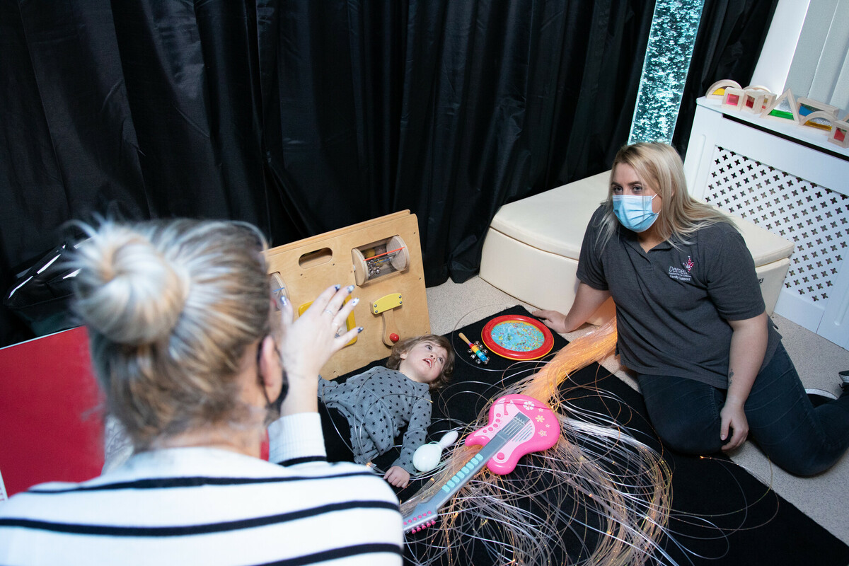 Mum, Lisa, speaks to Family Liaison Practitioner Liz, whilst Matilda enjoys sensory play. 